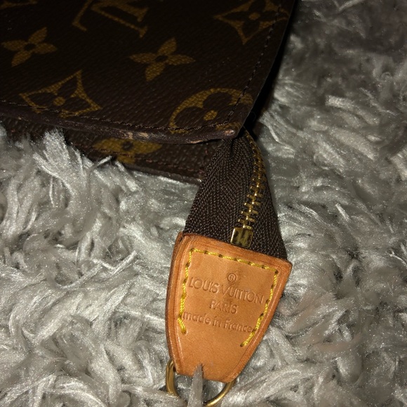 Louis Vuitton Cosmetic Bag - Picture 3 of 8